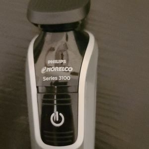 Norelco multigroom razor